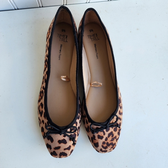 Time And Tru Ballet Bow Flats Womens Leopard Slip On Shoes Memory Foam Sz 9.5 - Picture 4 of 9